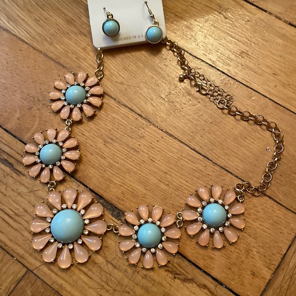 New- gorgeous statement necklace with matching earrings! - Picture 1 of 6